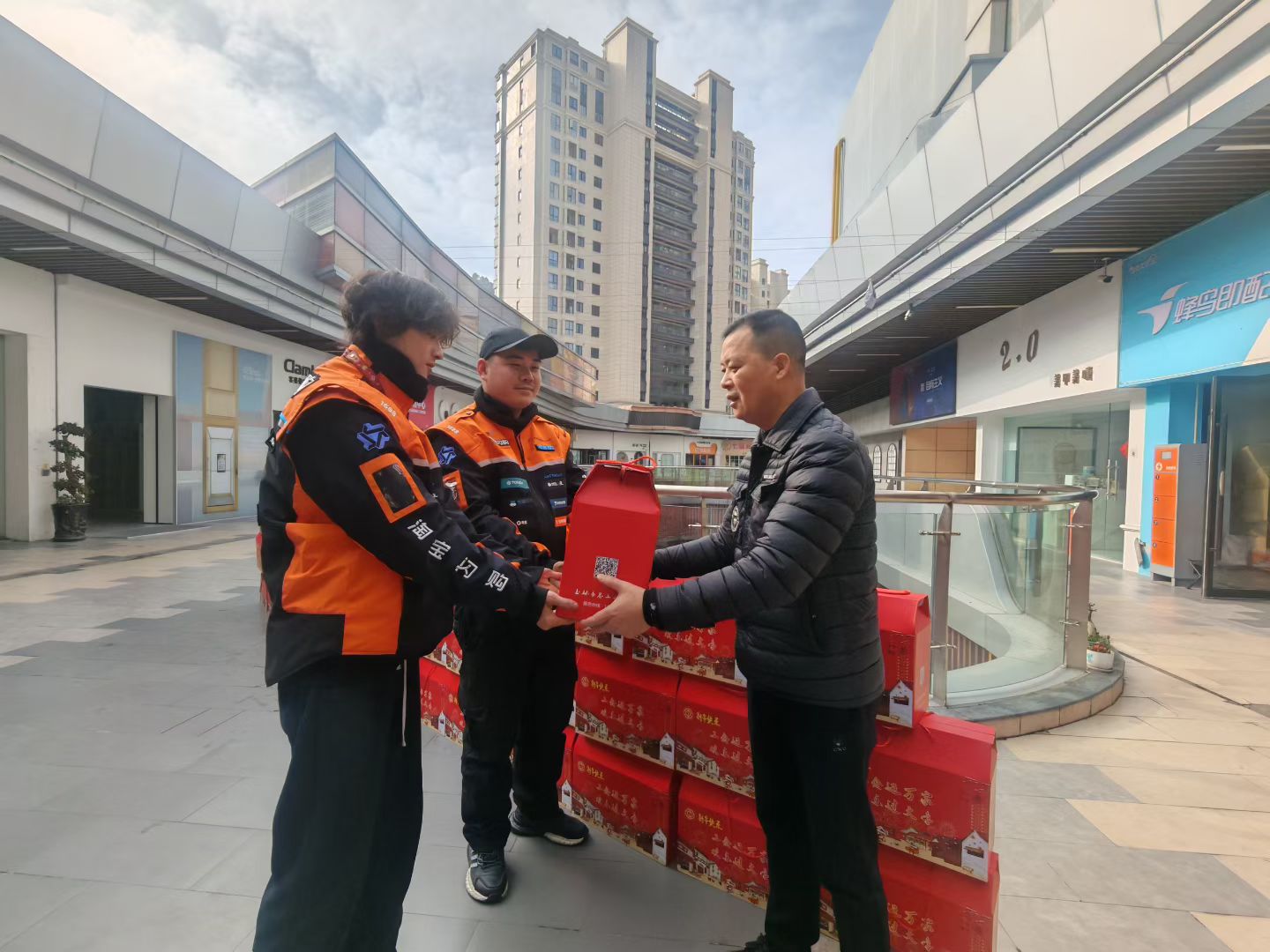 玉环开展了以“关爱骑手·暖“新”“海屿岛””主题的春节慰问活动